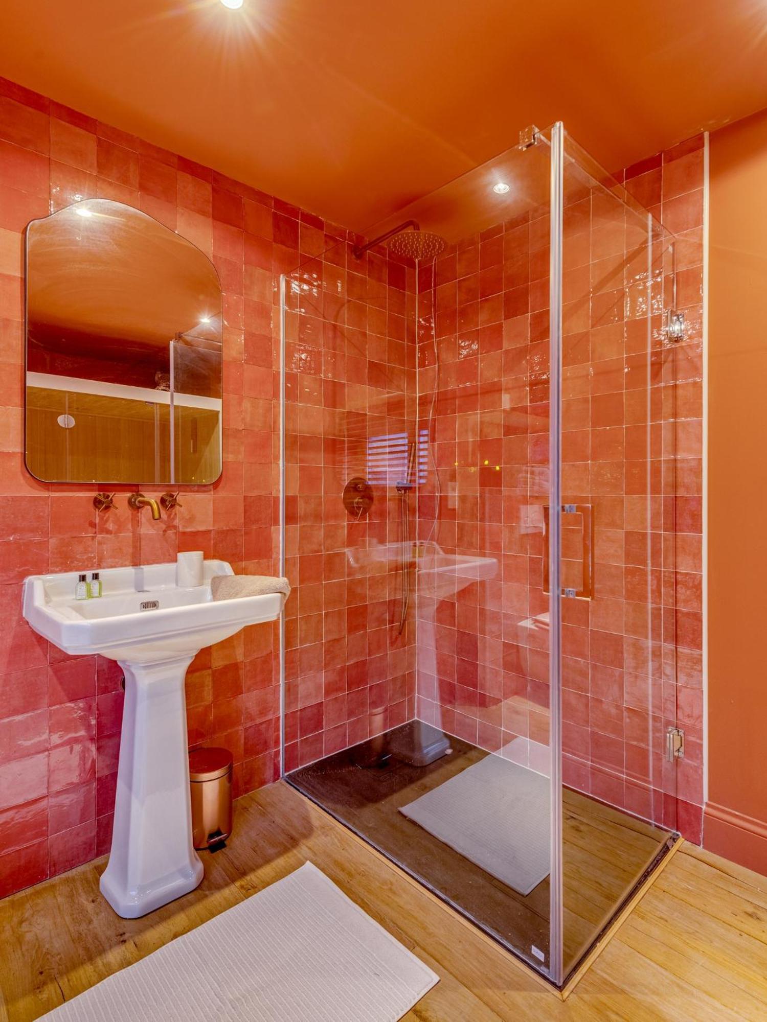 Romantic Escape And Wellness At Miss Tinguett In Brügge